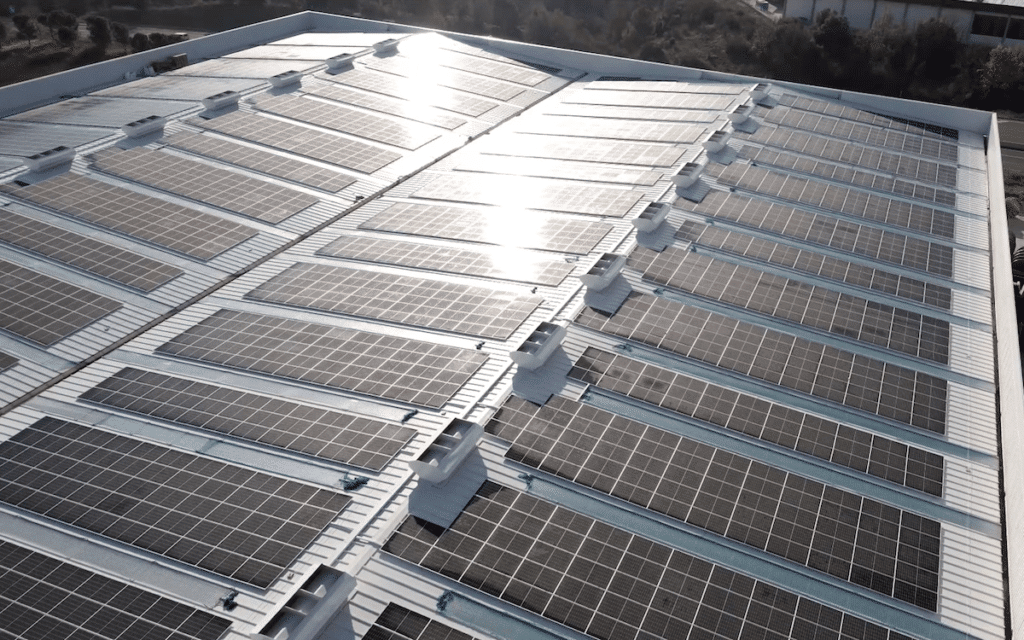 Instal·lació d’autoconsum fotovoltaic sobre una mateixa coberta industrial més gran de Catalunya a Sallent