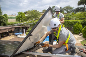 operarios encima un tejado realizando una instalación fotovoltaica
