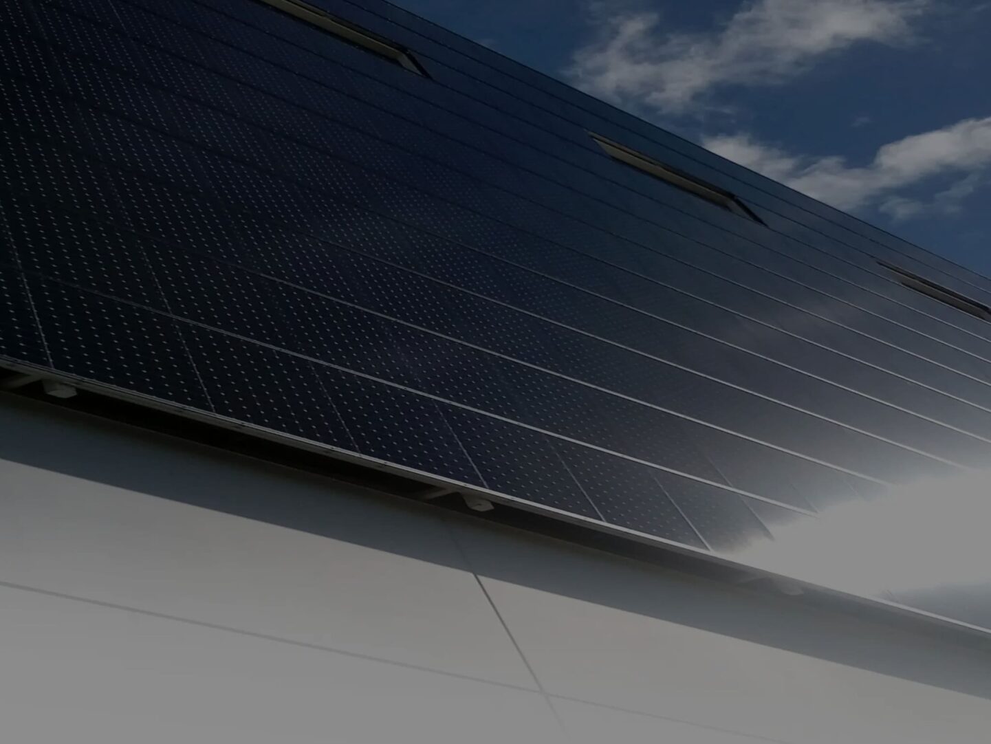 Placas solares casa en fachadas, plaques solars casa a façanes