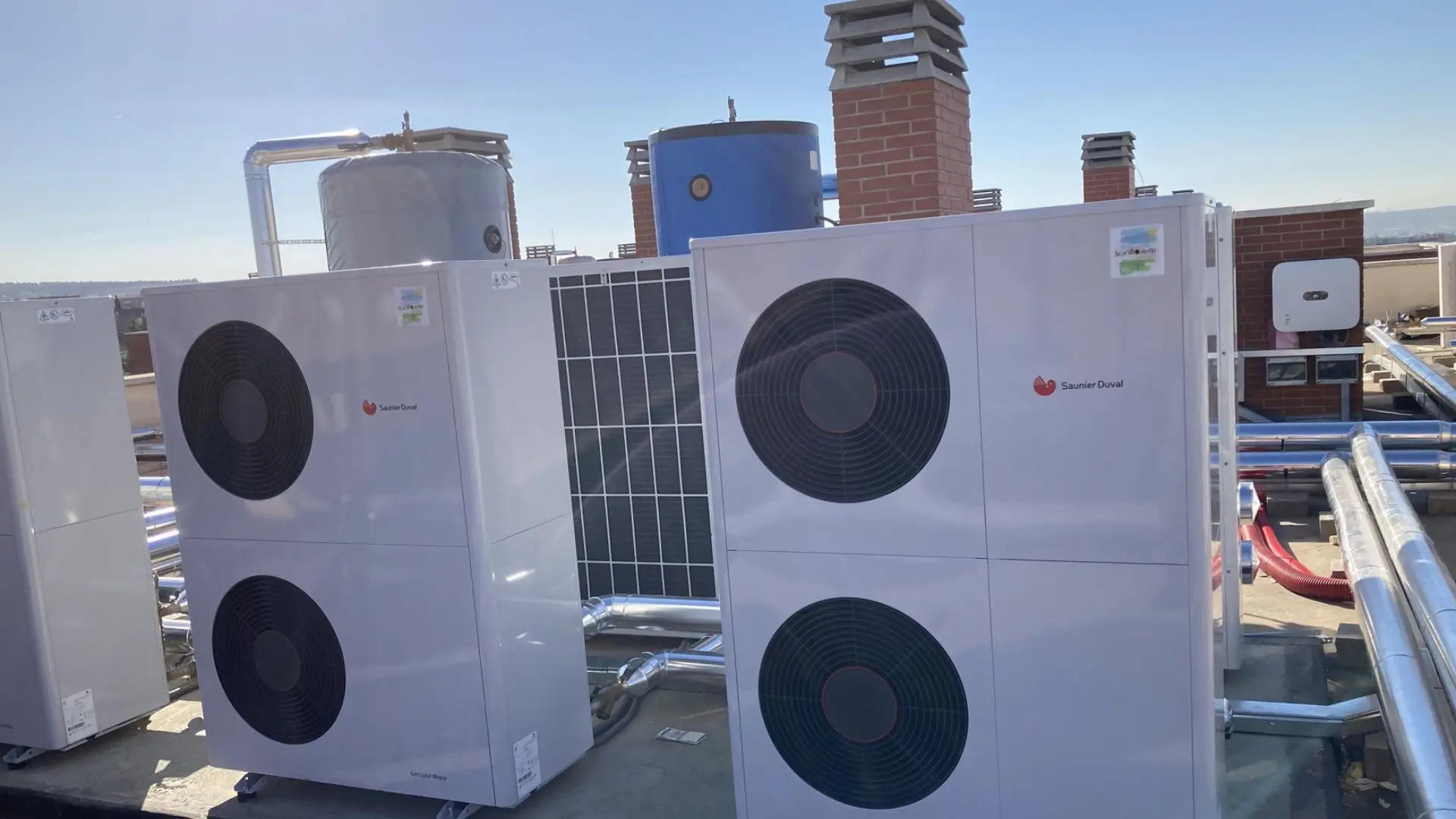 Sistema d’aerotèrmia centralitzada instal·lat en un bloc de pisos per a calefacció i aigua calenta