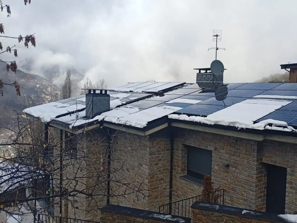 Instal·lació de plaques solars a Andorra a una casa